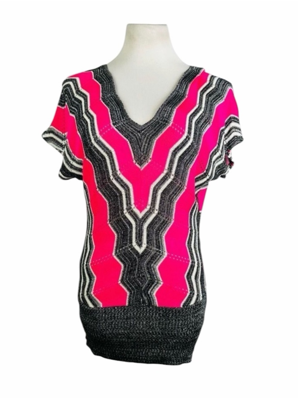10/$25🦋 Studio 8 Gray & Pink Short Sleeve V-Neck Sweater - Size Large